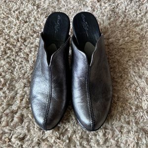 Born Crown Women’s Metallic Leather Mule Pewter size 8